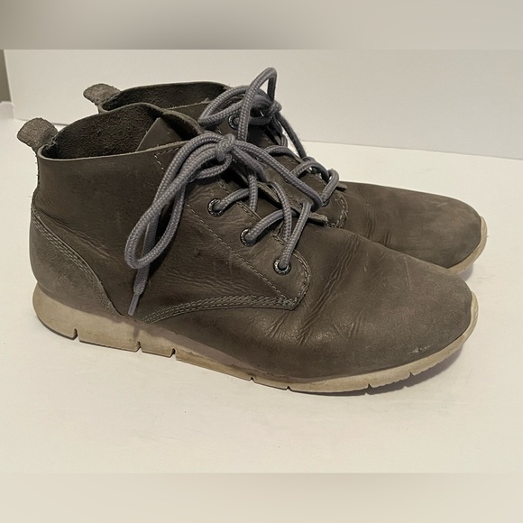 Kodiak Gray Ankle Boots with Suede Finish - Picture 2 of 15